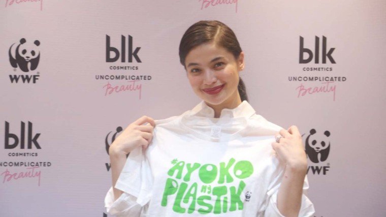 Anne Curtis—co-founder, creative director, and endorser of blk cosmetics—is here displaying a statement shirt given by the WWF officials. It’s printed with the words: Ayoko ng Plastik. The plastik meant here are the non-biodegradable plastic materials we all use everyday and throw away trash, which then later becomes one of mother nature’s worst enemies.