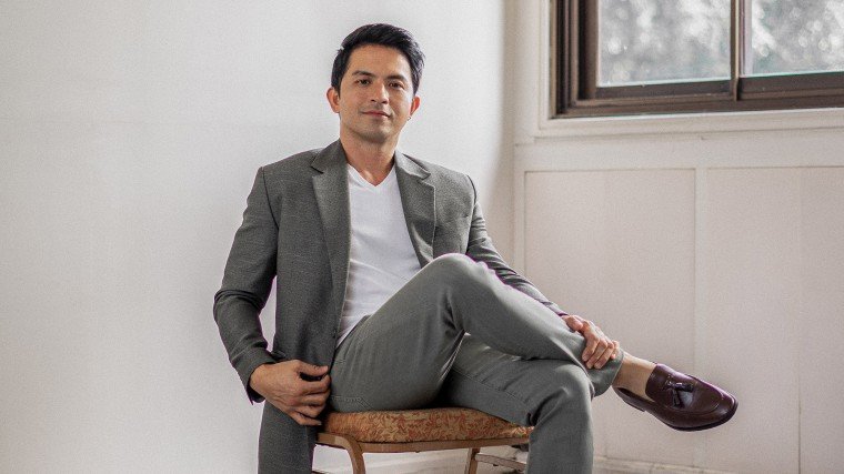 Dennis Trillo's success in the showbiz industry is no easy feat. Discover the acclaimed actor's road to stardom from career beginnings to his preparations in his upcoming film Mina-Anud! PLUS: His love story with Jennylyn Mercado that will get you all giddy!