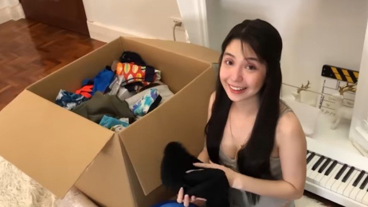 Donnalyn Bartolome goes emotional as she unboxes the things her ex-boyfriend returned to her.