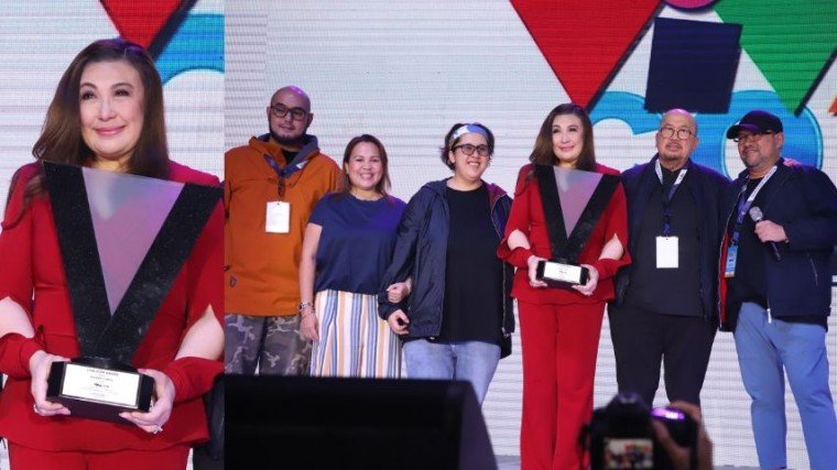 The first ever Viva Icon honoree, megastar Sharon Cuneta, with Viva Chairman Boss Vic del Rosario (fifth from left) and kids (L-R): VR (SVP of Viva International Food & Restaurants, Inc.); Vincent (president and COO); Veronique (SVP for Viva Artists Agency): and Valerie (SVP for content creation and development).