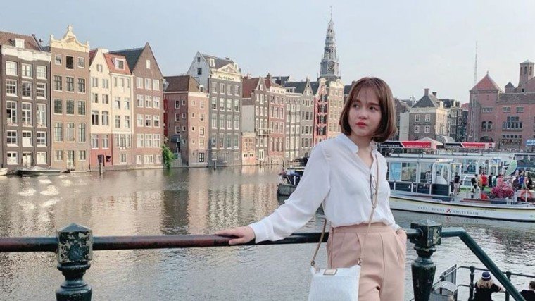 Kristel Fulgar is currently enjoying well-trodden tourist paths in Amsterdam with her mom Emily Fulgar.
