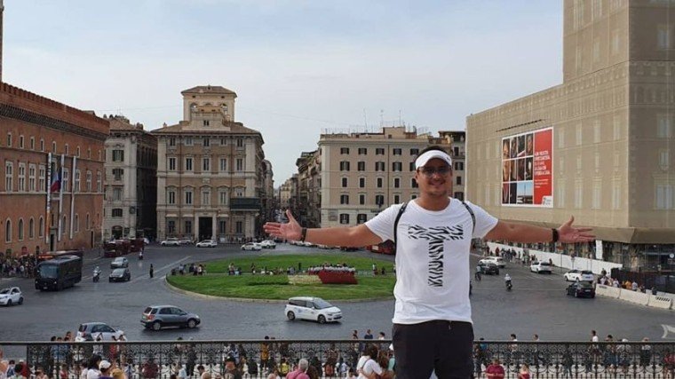 While we are experiencing rainy season, actor John Estrada and his family are enjoying lots of bright sunshine in Italy’s tourist destinations.
